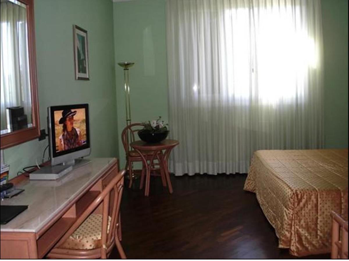 Hotel Le Ville Módena Habitación foto